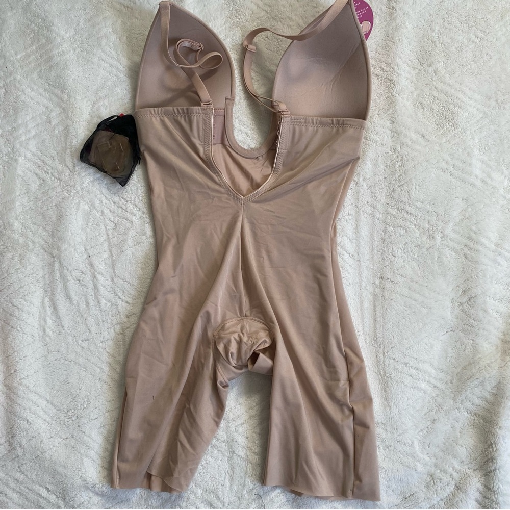 NWT Spanx. Plunge low back mid thigh bodysuit. Size medium - Picture 6 of 7
